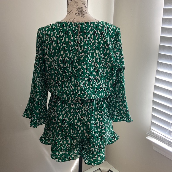 Lulu’s leopard print Romper - Picture 2 of 2